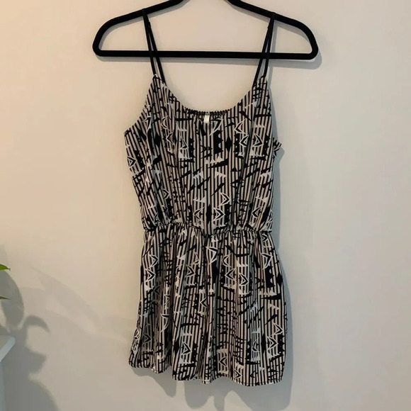 Sage Mini Cami Romper Shorts Cinched Waist Flattering Fit Patterned Neutral Sm - Picture 1 of 4